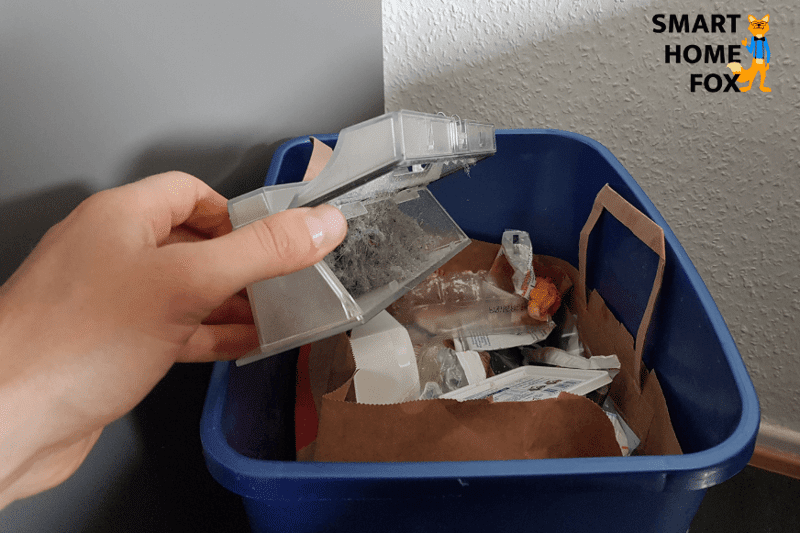 Мобильный пылесборник робота-пылесоса Roborock S5 Max опорожняется над мусорным ведром